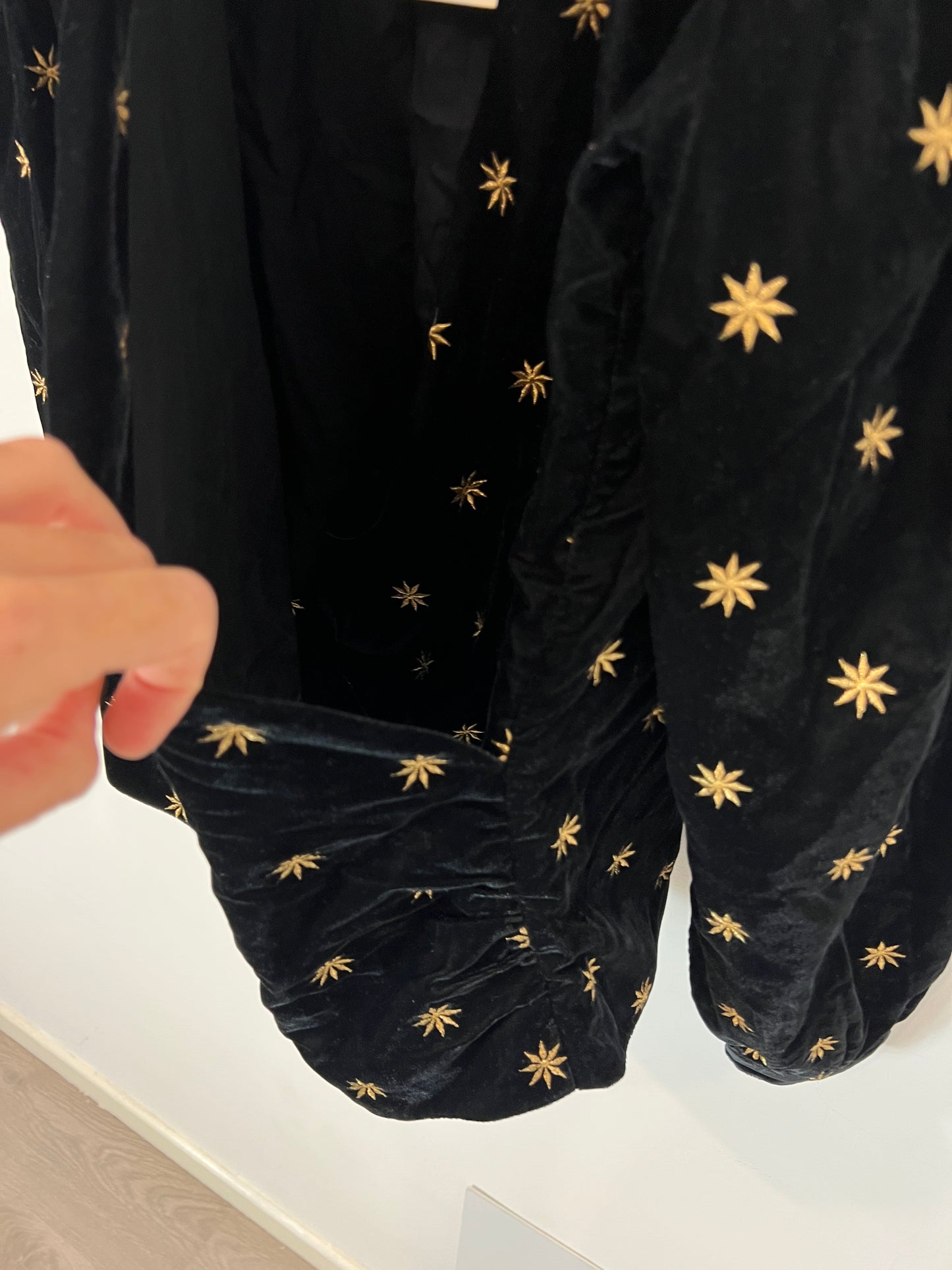 SÉZANE. Top negro terciopelo estrellas. T 40