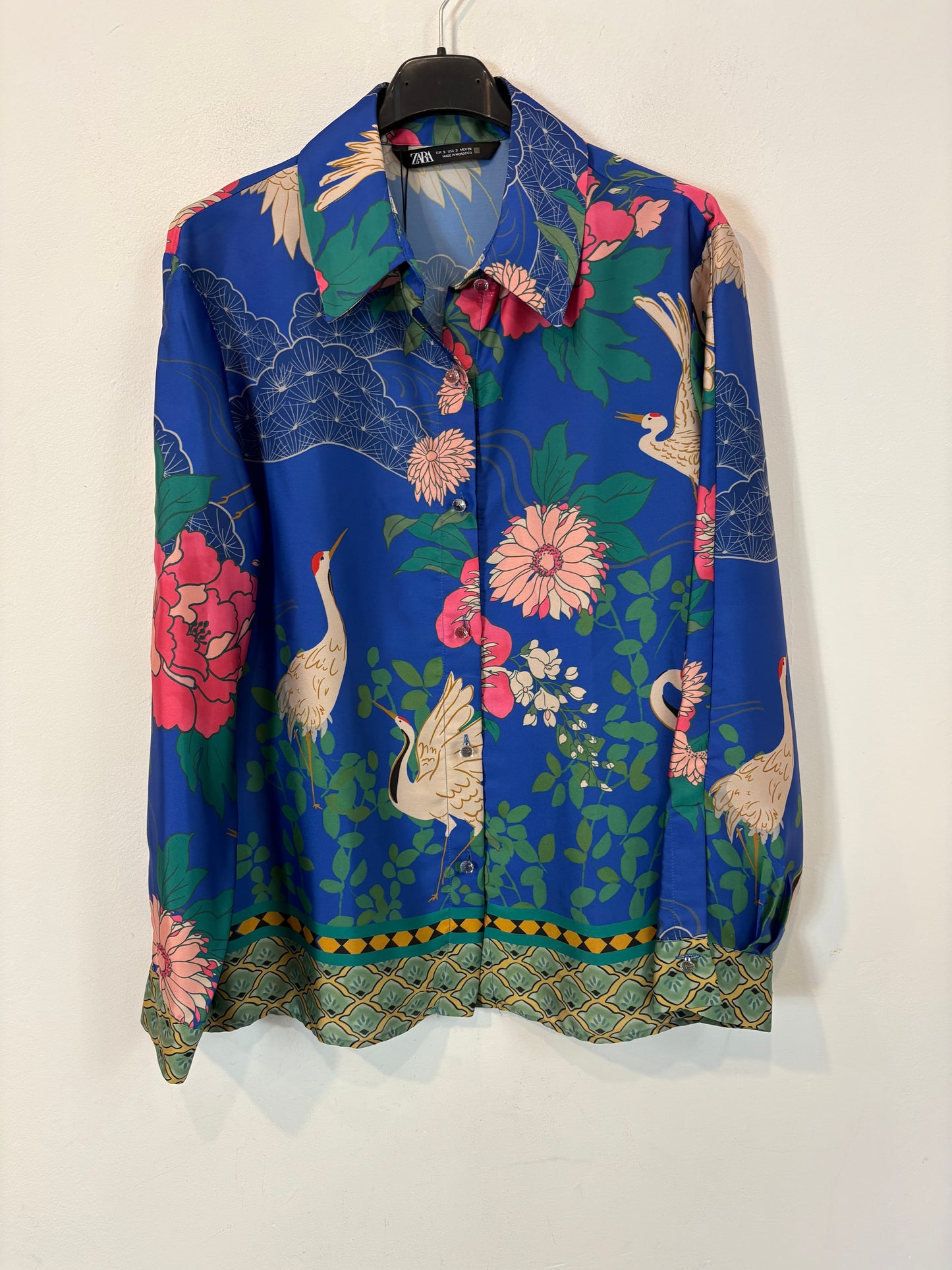 ZARA. Camisa azul estampada satinada