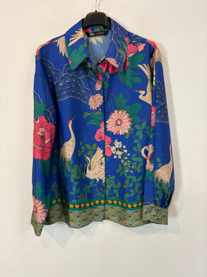 ZARA. Camisa azul estampada satinada