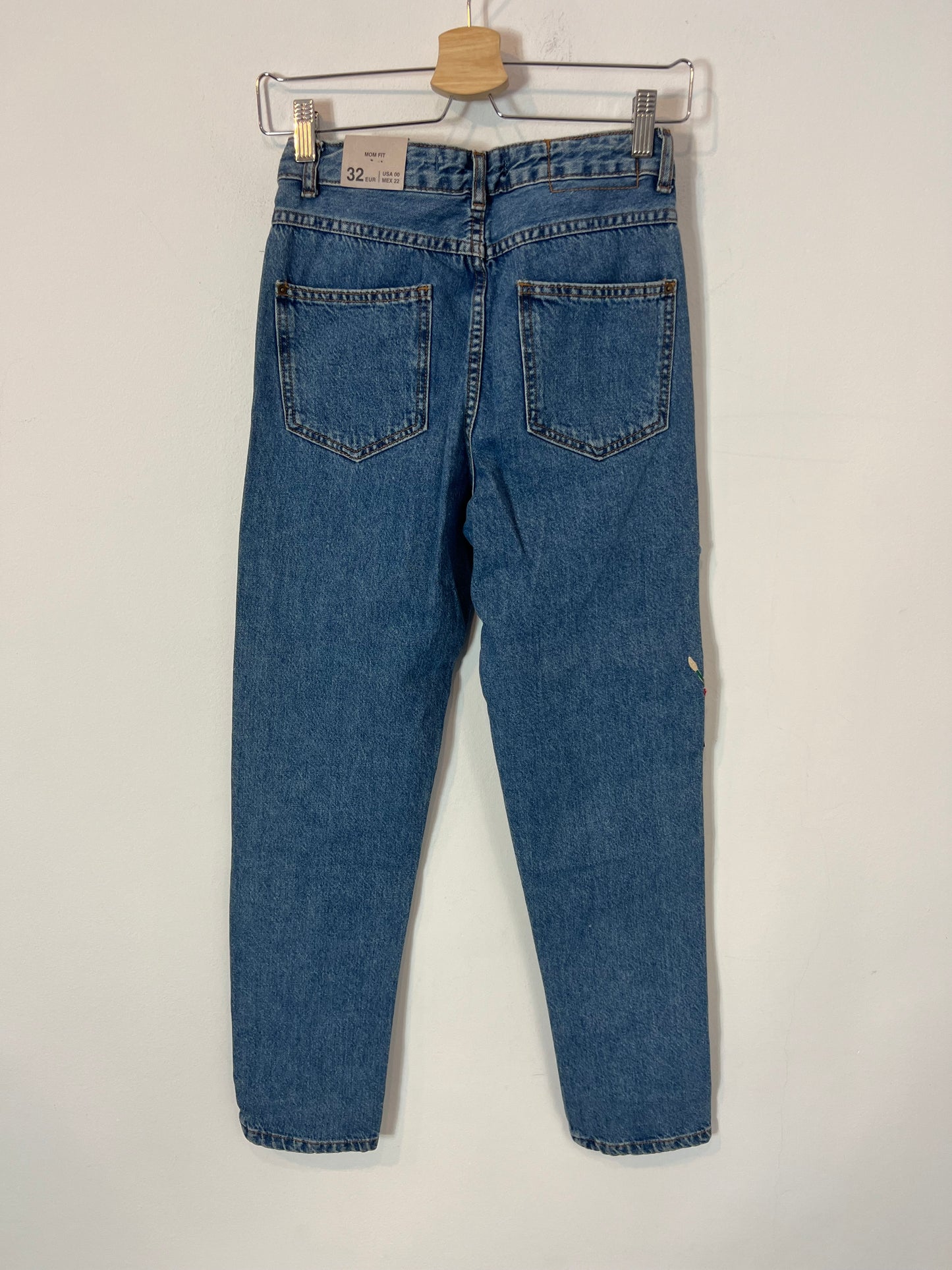 ZARA. Pantalón denim parches T.32