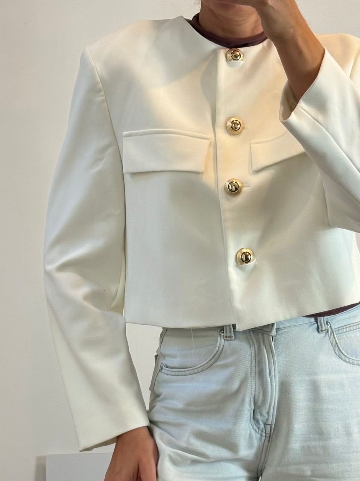 ZARA. Chaqueta blanca botones dorados