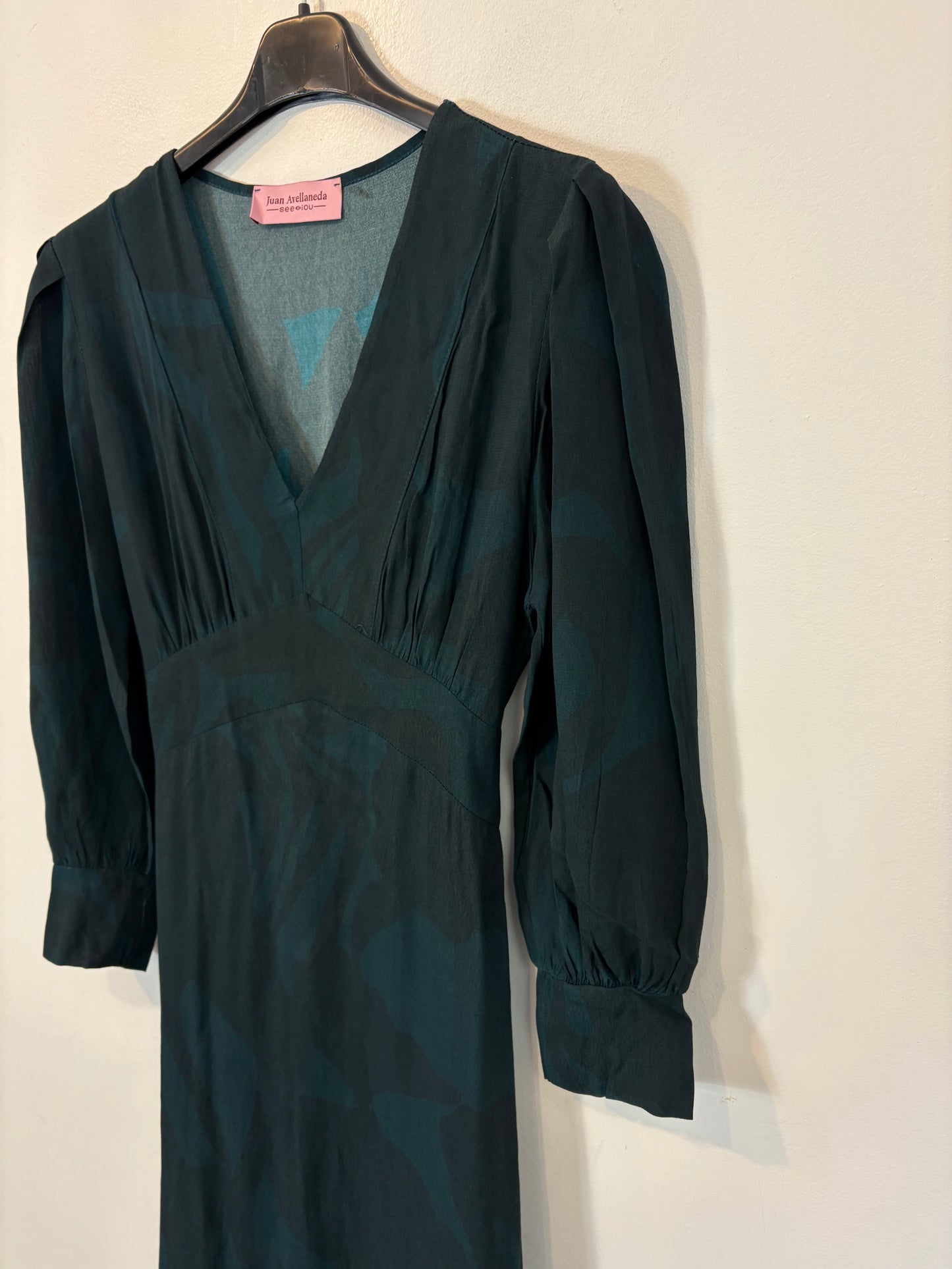 JUAN AVELLANEDA. Vestido largo verde estampado