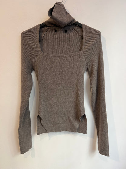 OTRAS. Top punto canalé color topo. T M