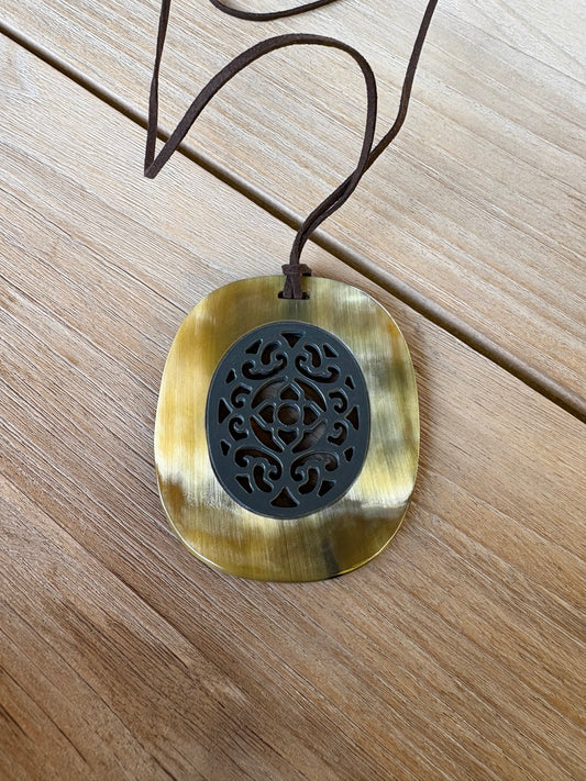 OTRAS. Collar pieza nácar ovalada