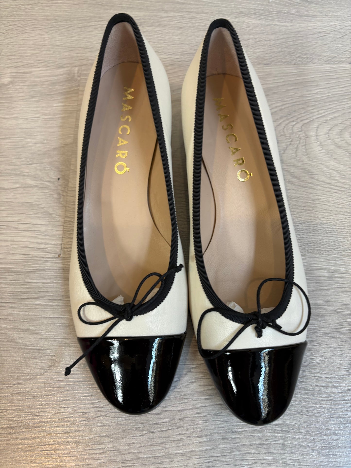 MASCARÓ. Bailarina tacón medio bicolor