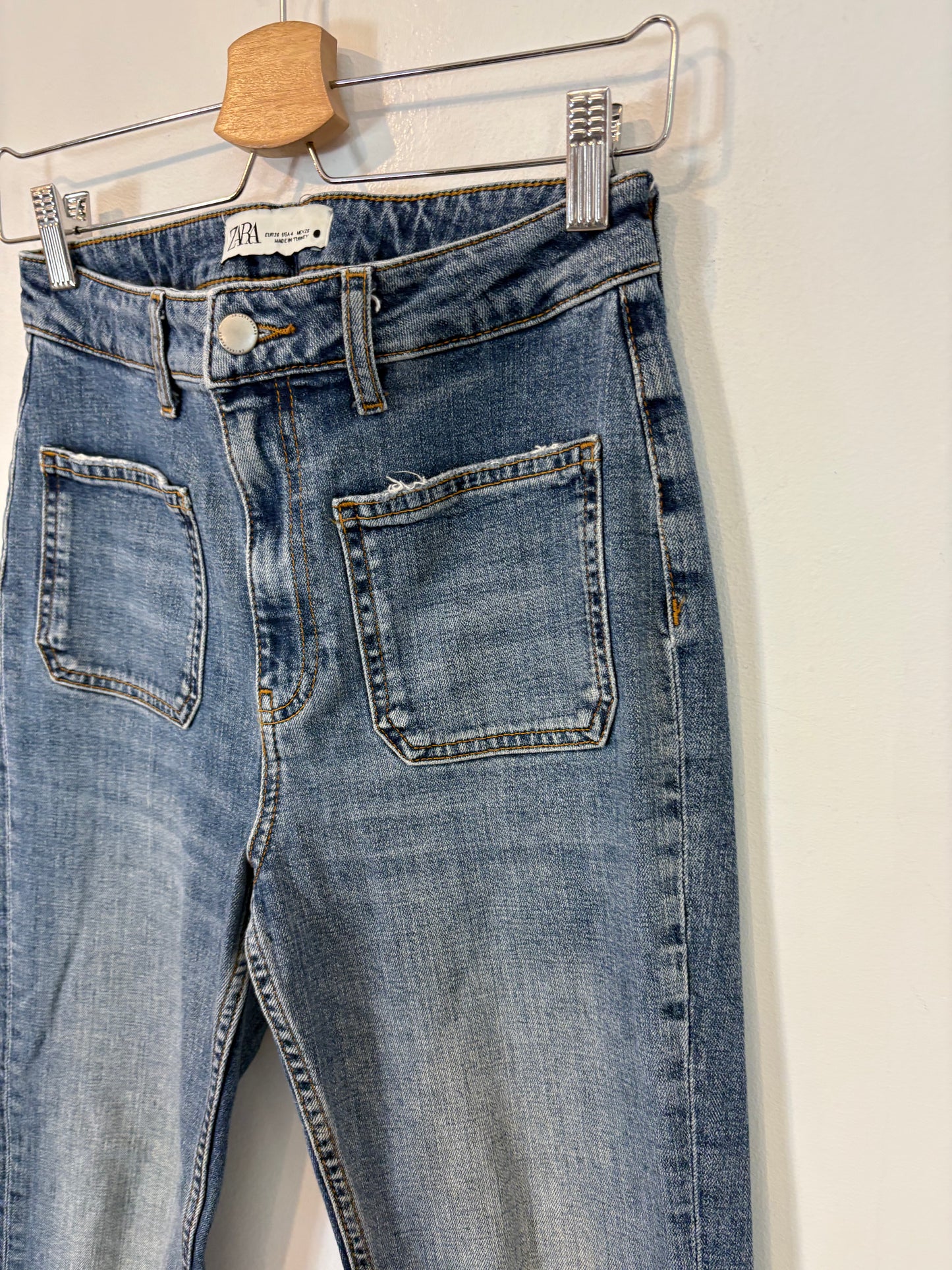 ZARA. Pantalón denim recto. T 36