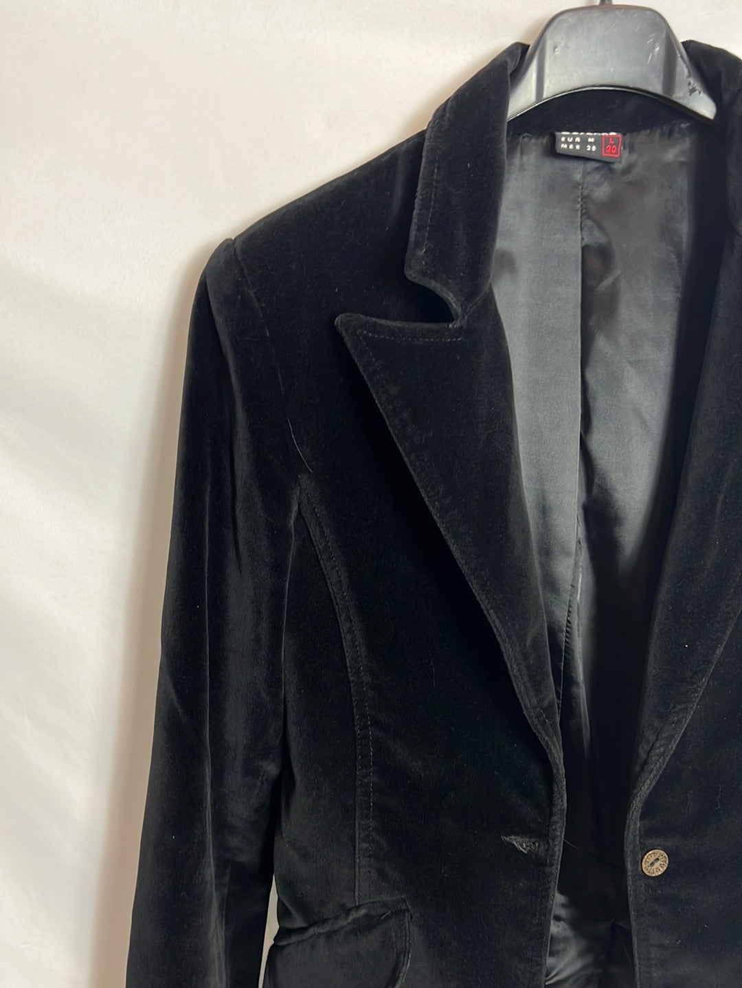 BERSHKA. Blazer negra terciopelo. T M