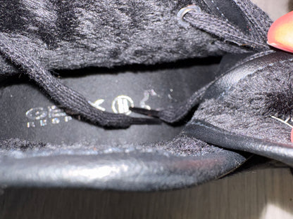 GEOX. Botines textura con tachuelas