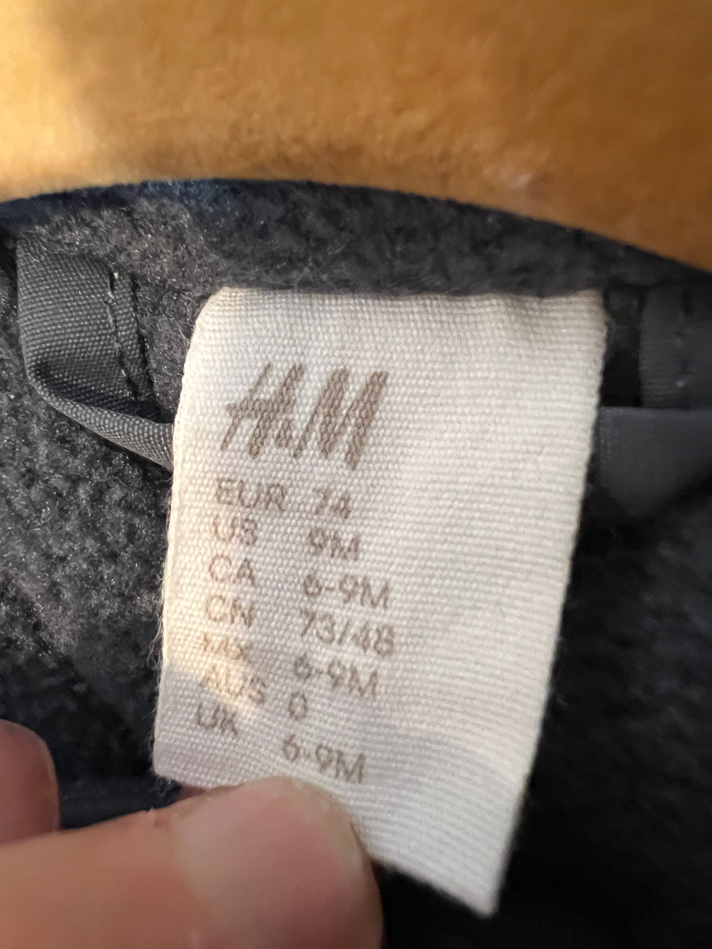 H&M. Mono nieve gris. T 6-9 meses