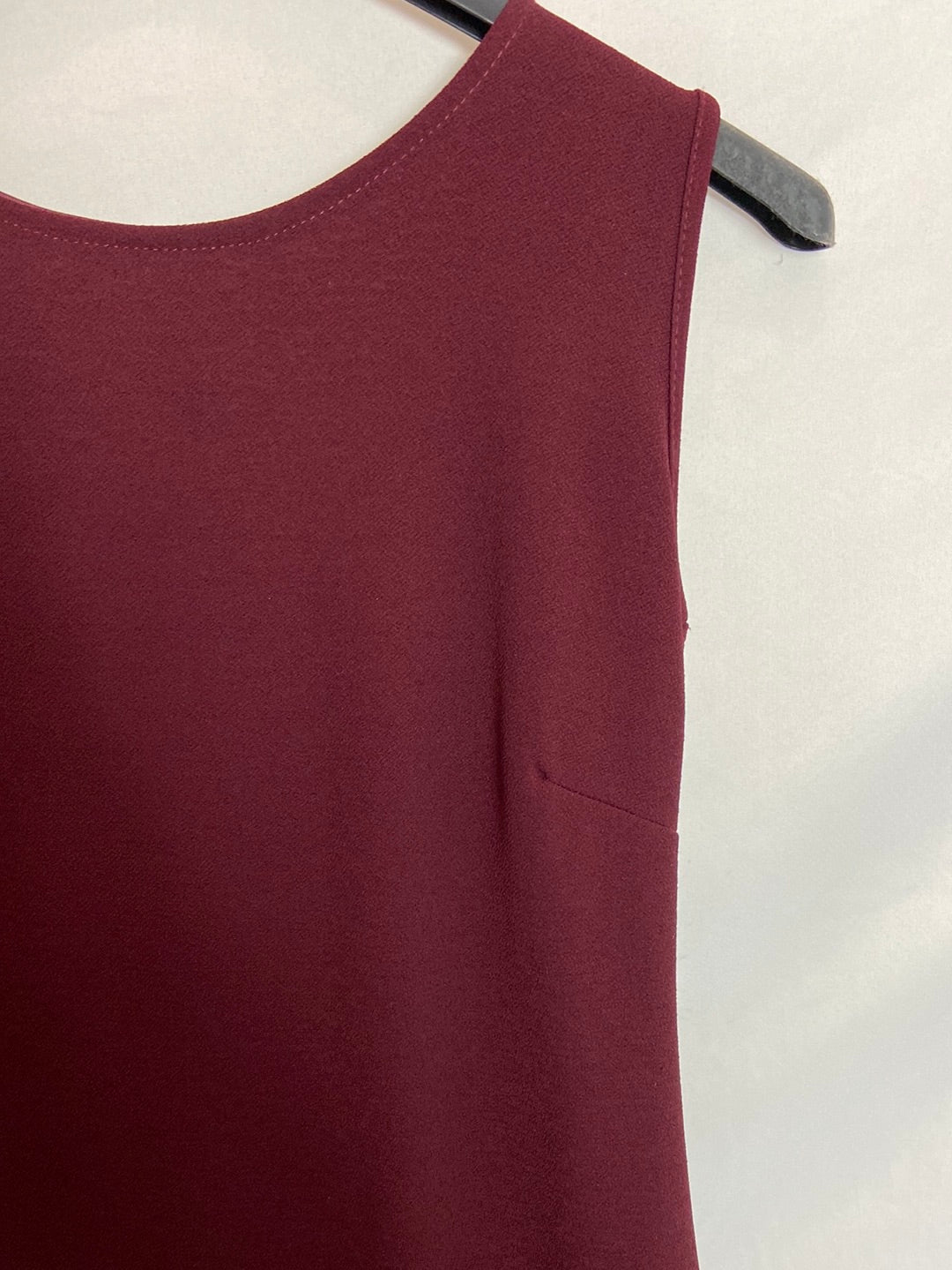 AINE. Vestido burdeos corto. T.S