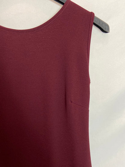 AINE. Vestido burdeos corto. T.S