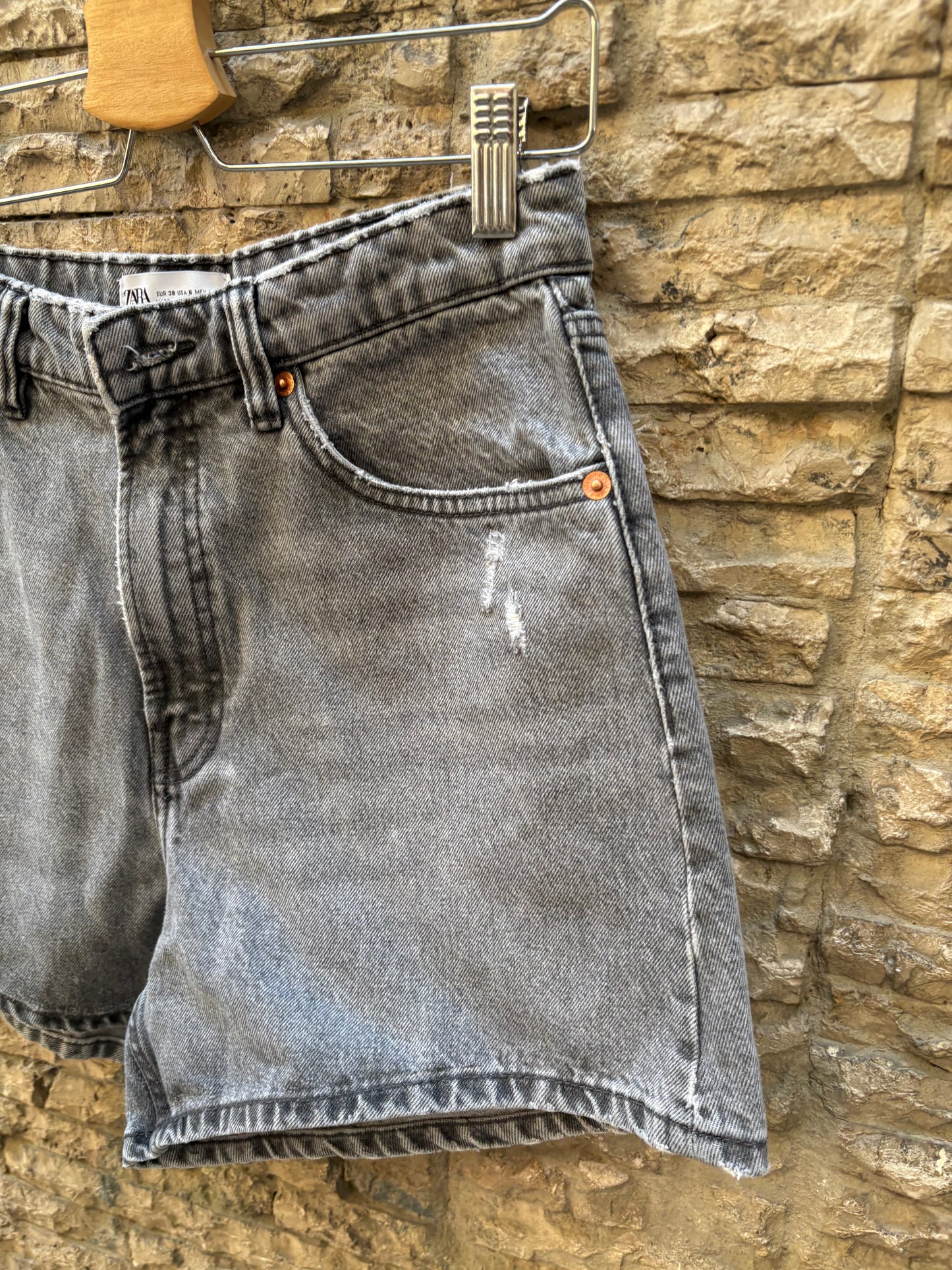 ZARA. Denim short gris. T 38