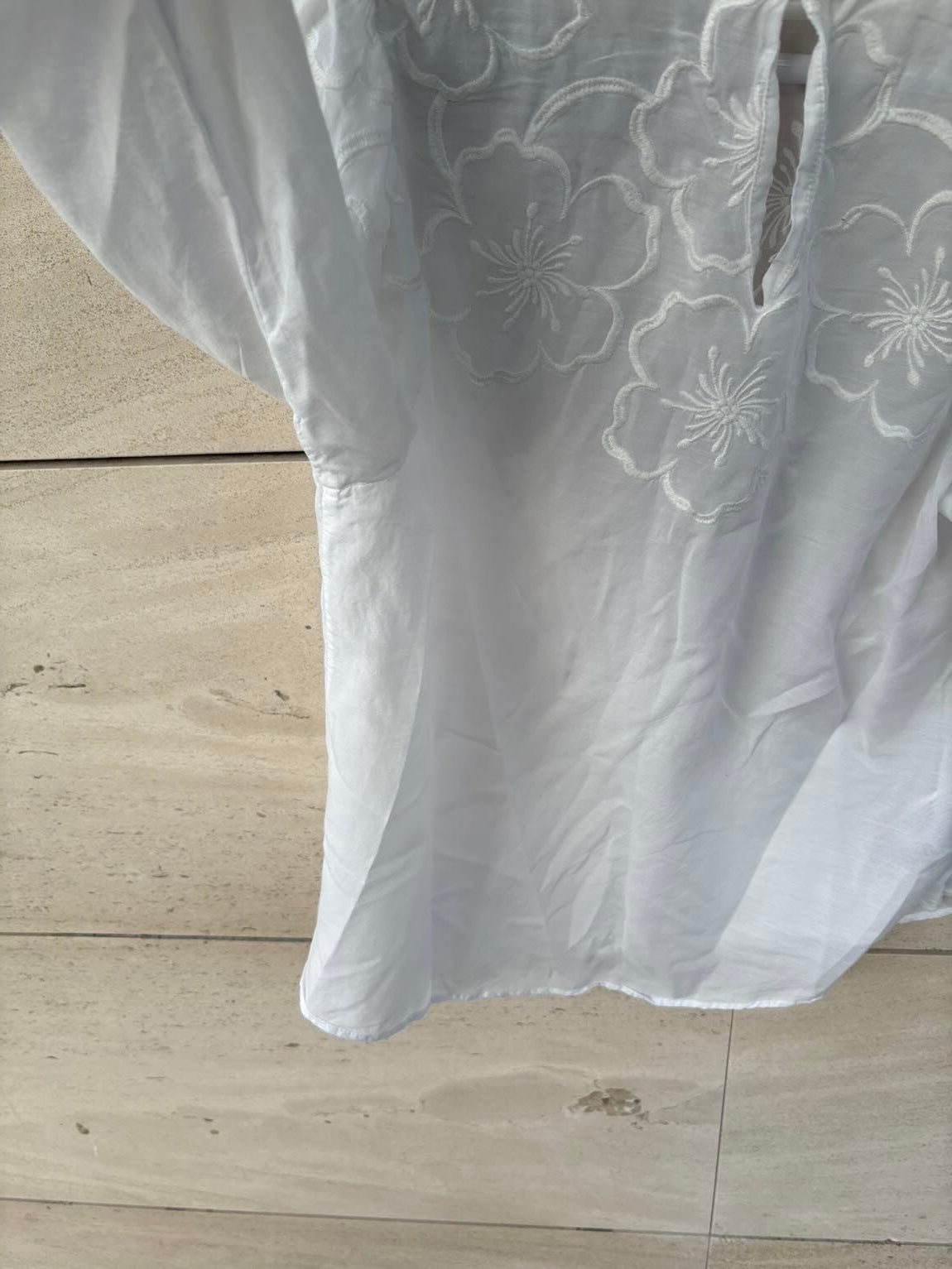 MANGO. Blusa blanca bordados