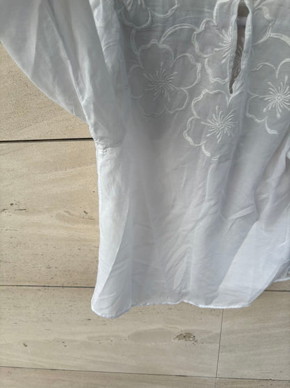 MANGO. Blusa blanca bordados