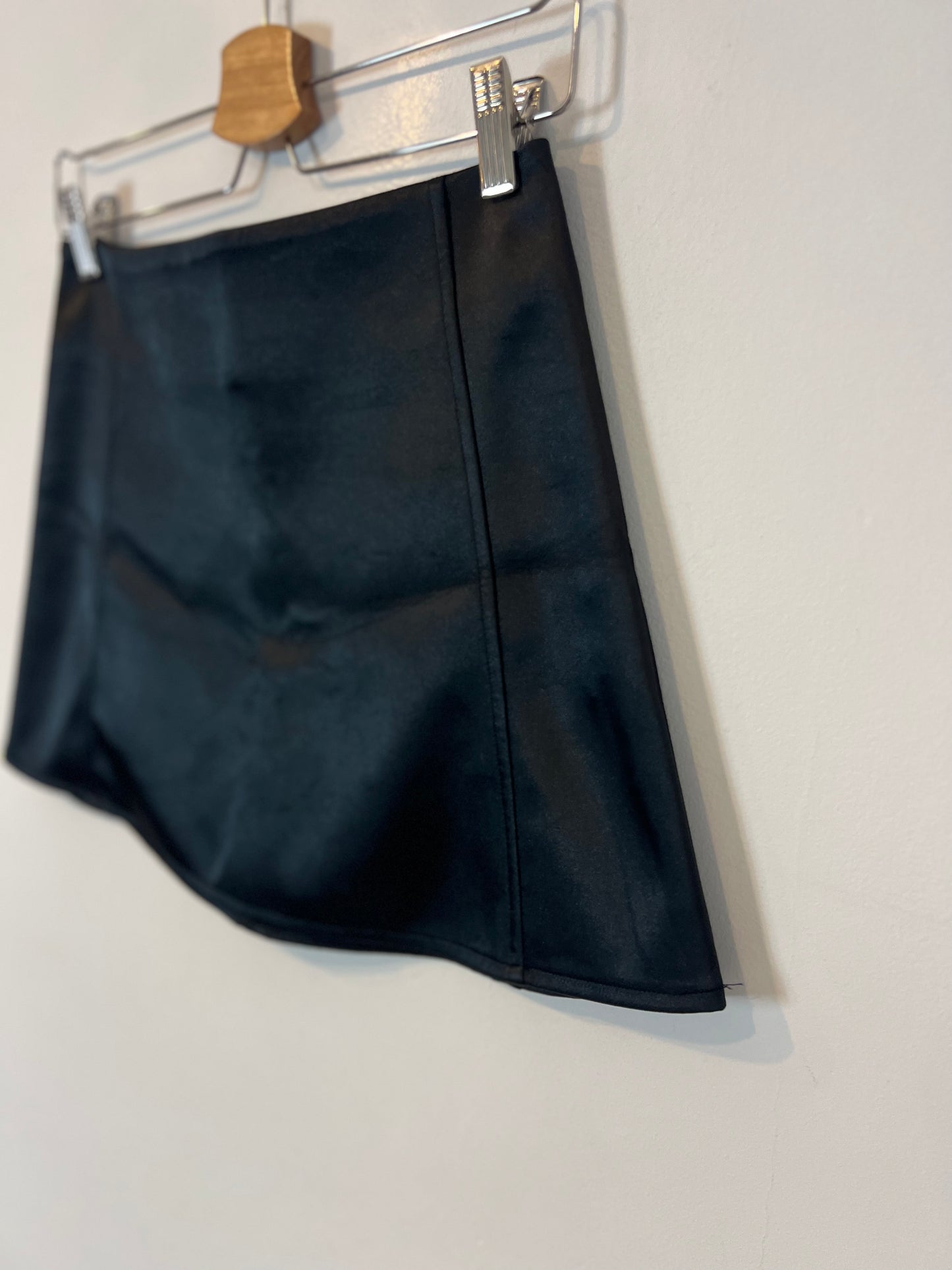 ZARA. Falda negra satinada T.s