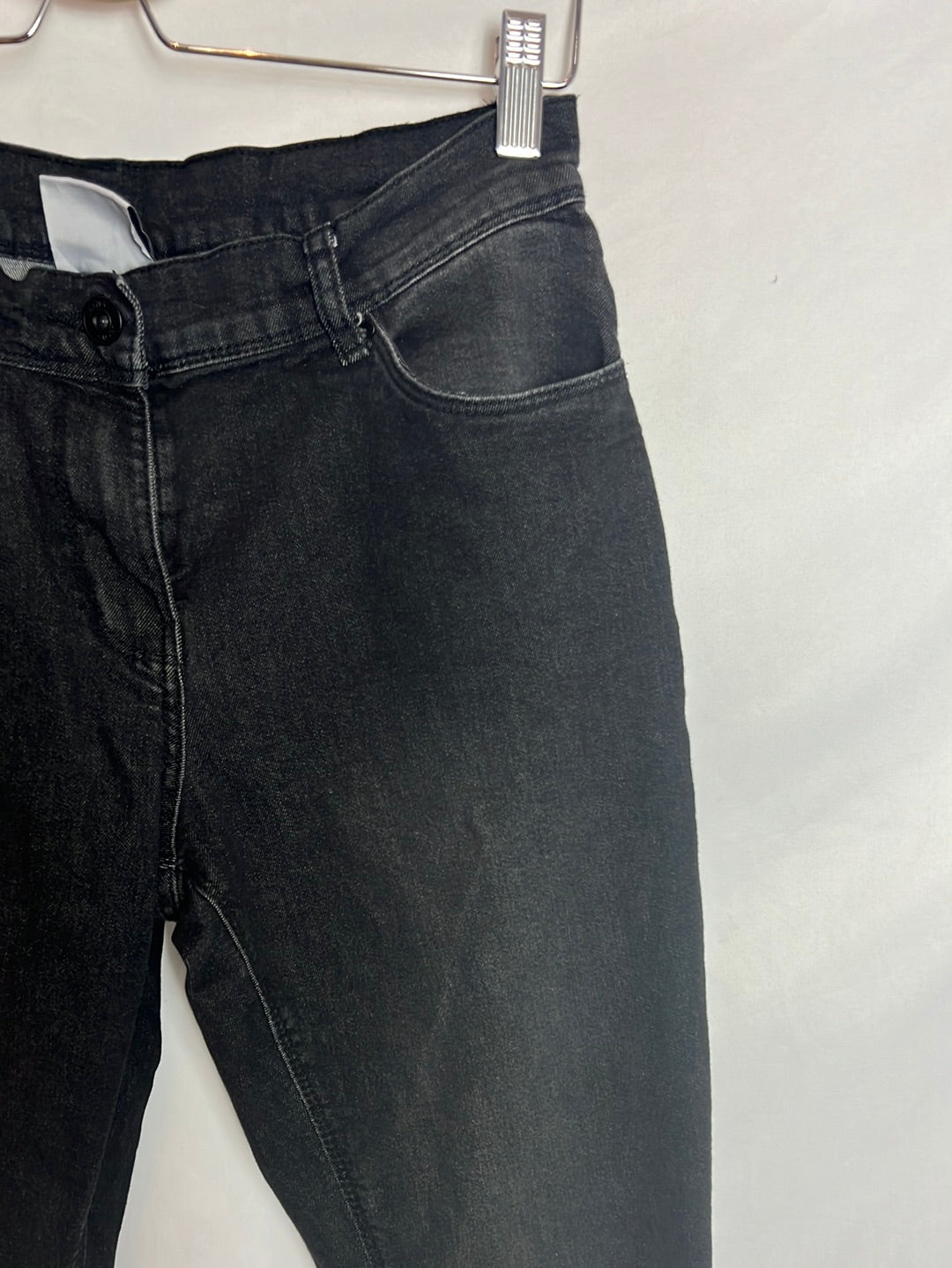 UP2FASHION. Worn effect black denim. T 40