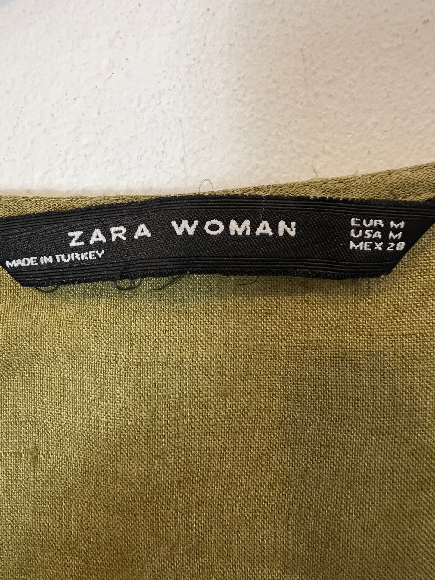 ZARA. Vestido largo verde lino abotonado. T M