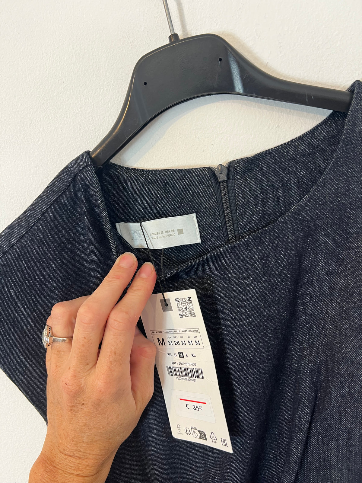 ZARA. Vestido denim midi broche dorado