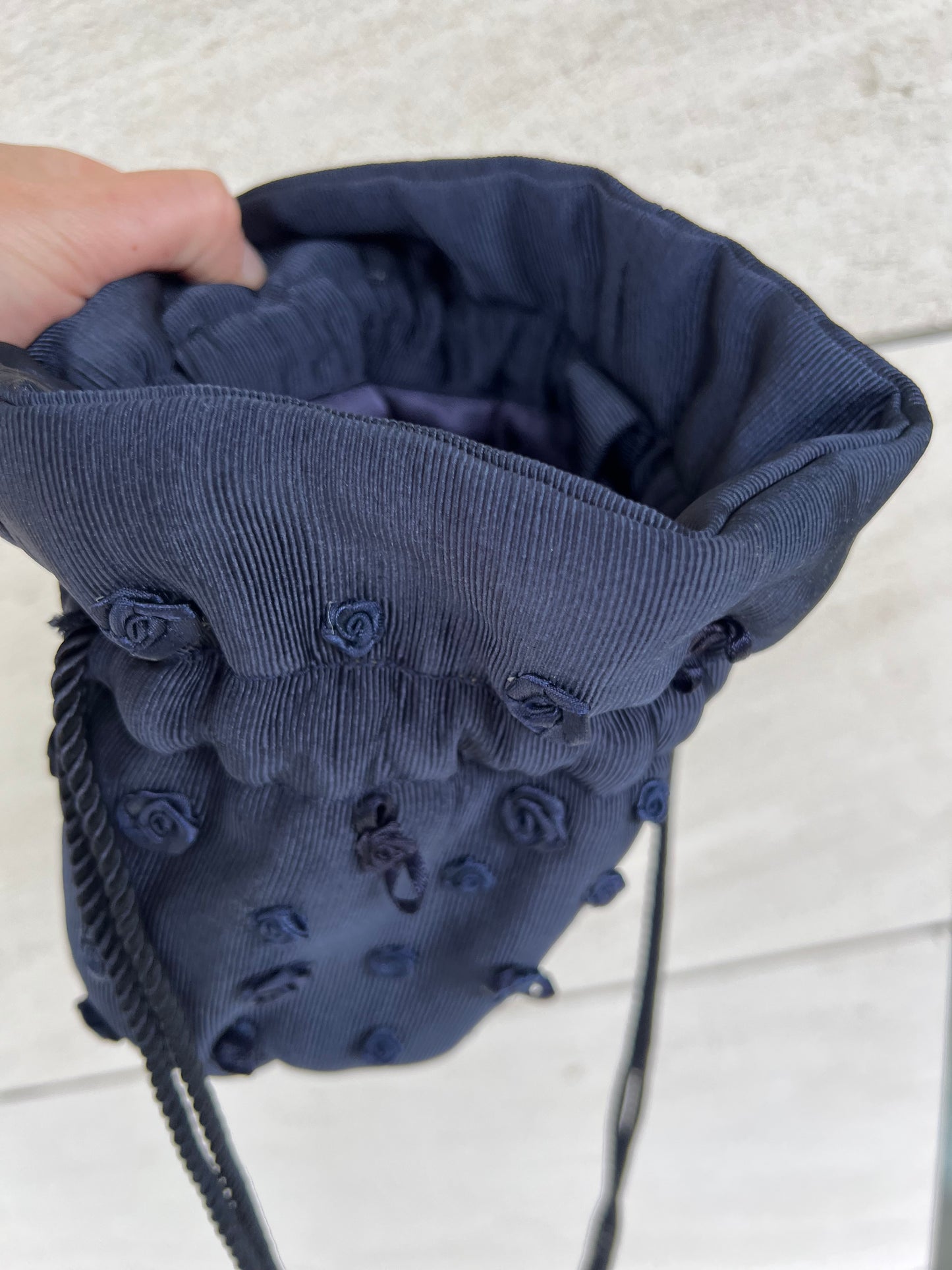 DRAP DIFUSSION. Dark blue bucket-style bag