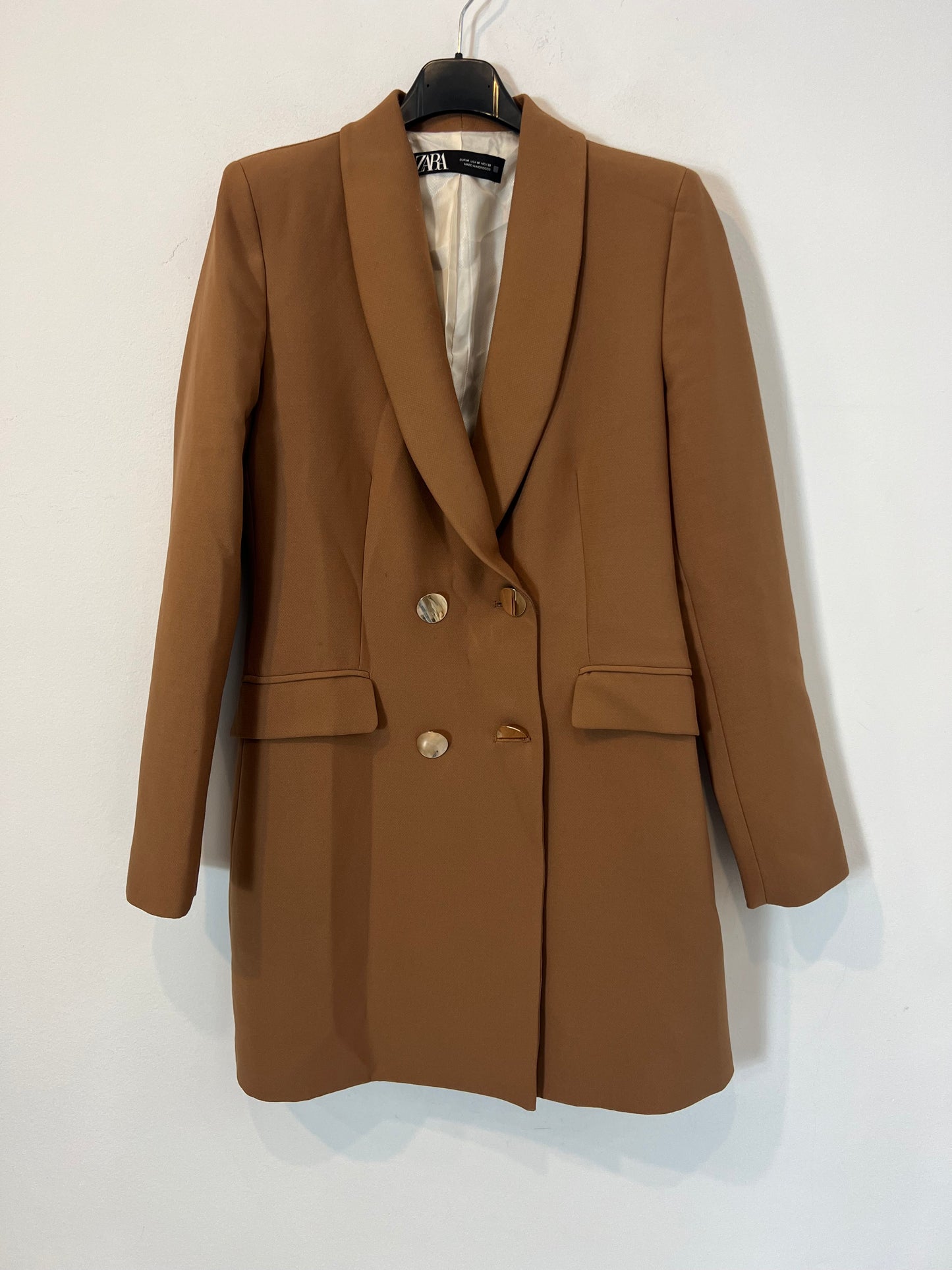 ZARA. Blazer camel botones dorados