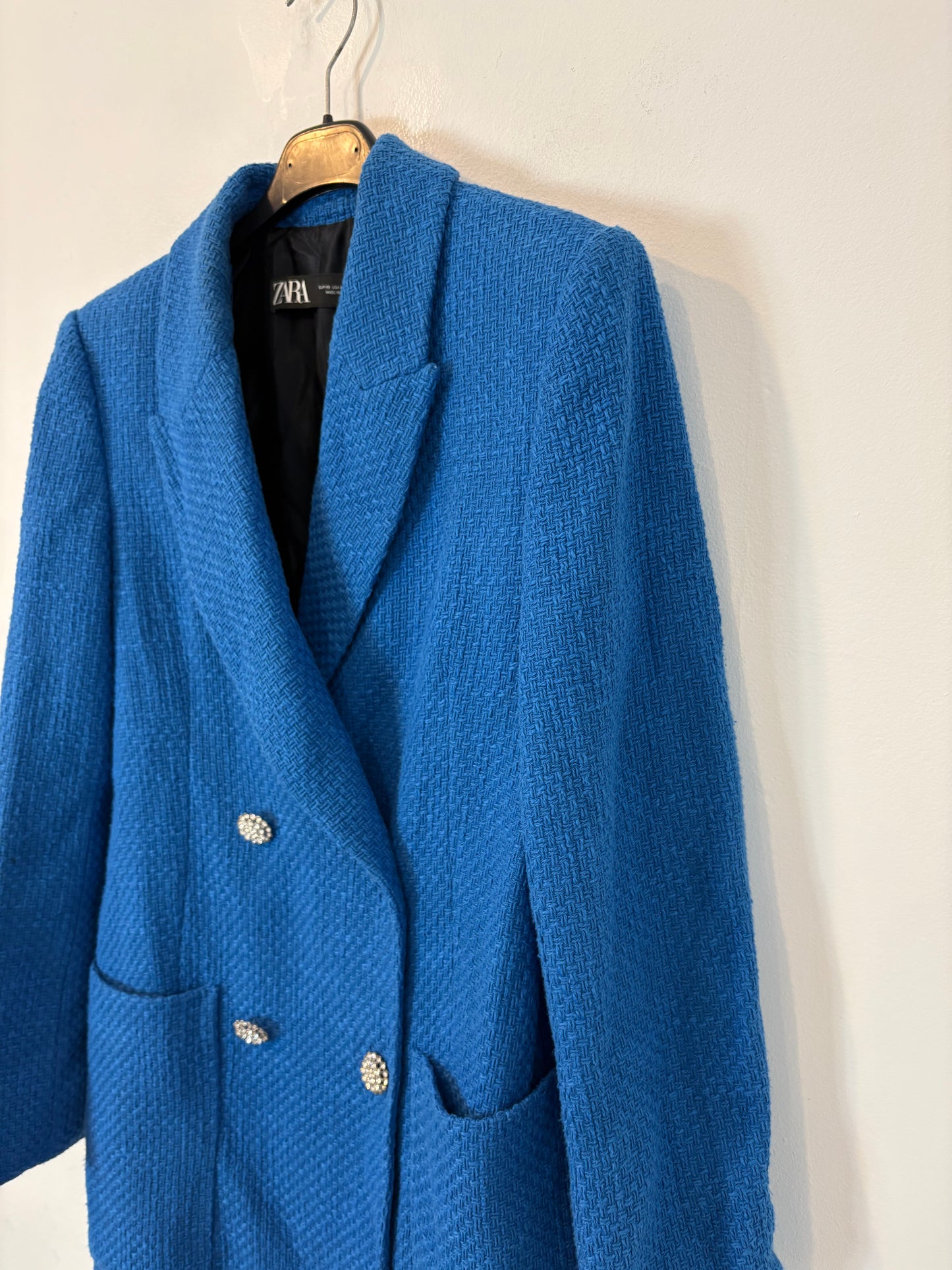 ZARA. Blazer larga tweed botones joya