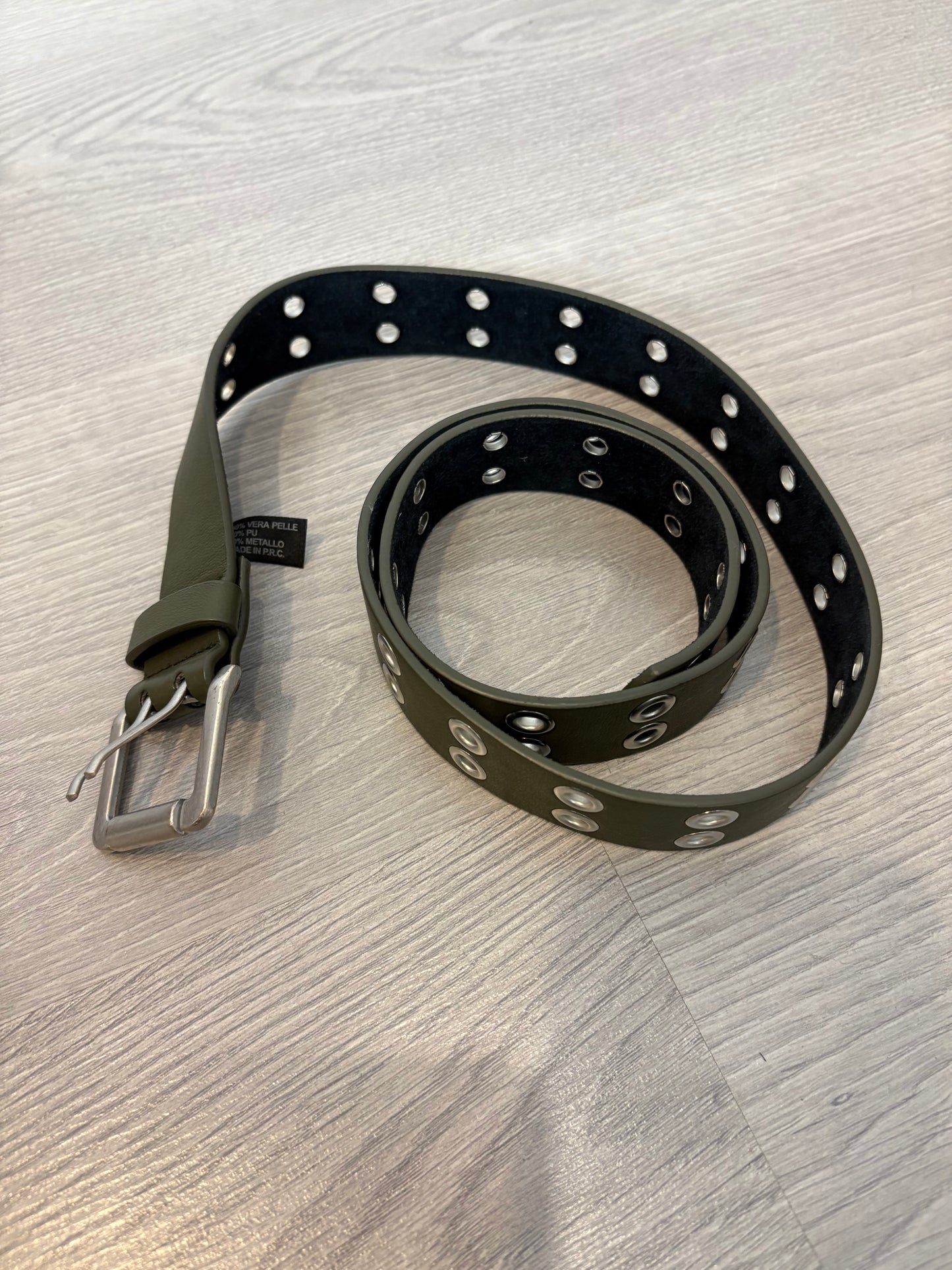 OTRAS. Cinturón verde tachuelas con piel