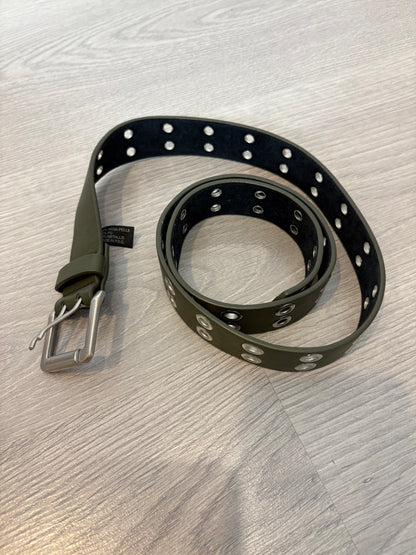 OTRAS. Cinturón verde tachuelas con piel