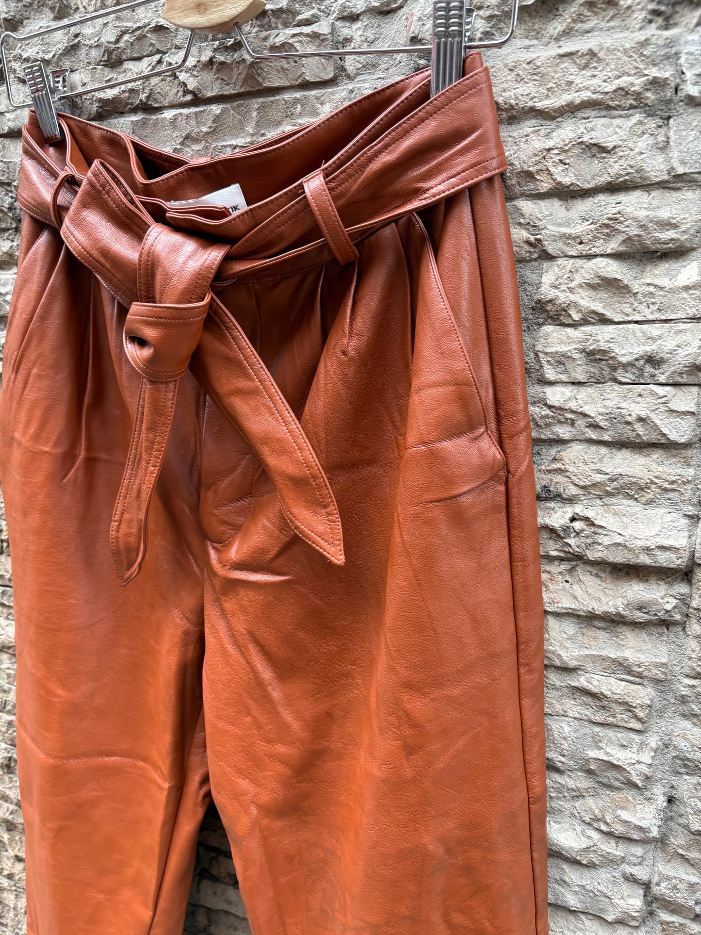 ANTIK BATIK. Pantalón camel pinzas