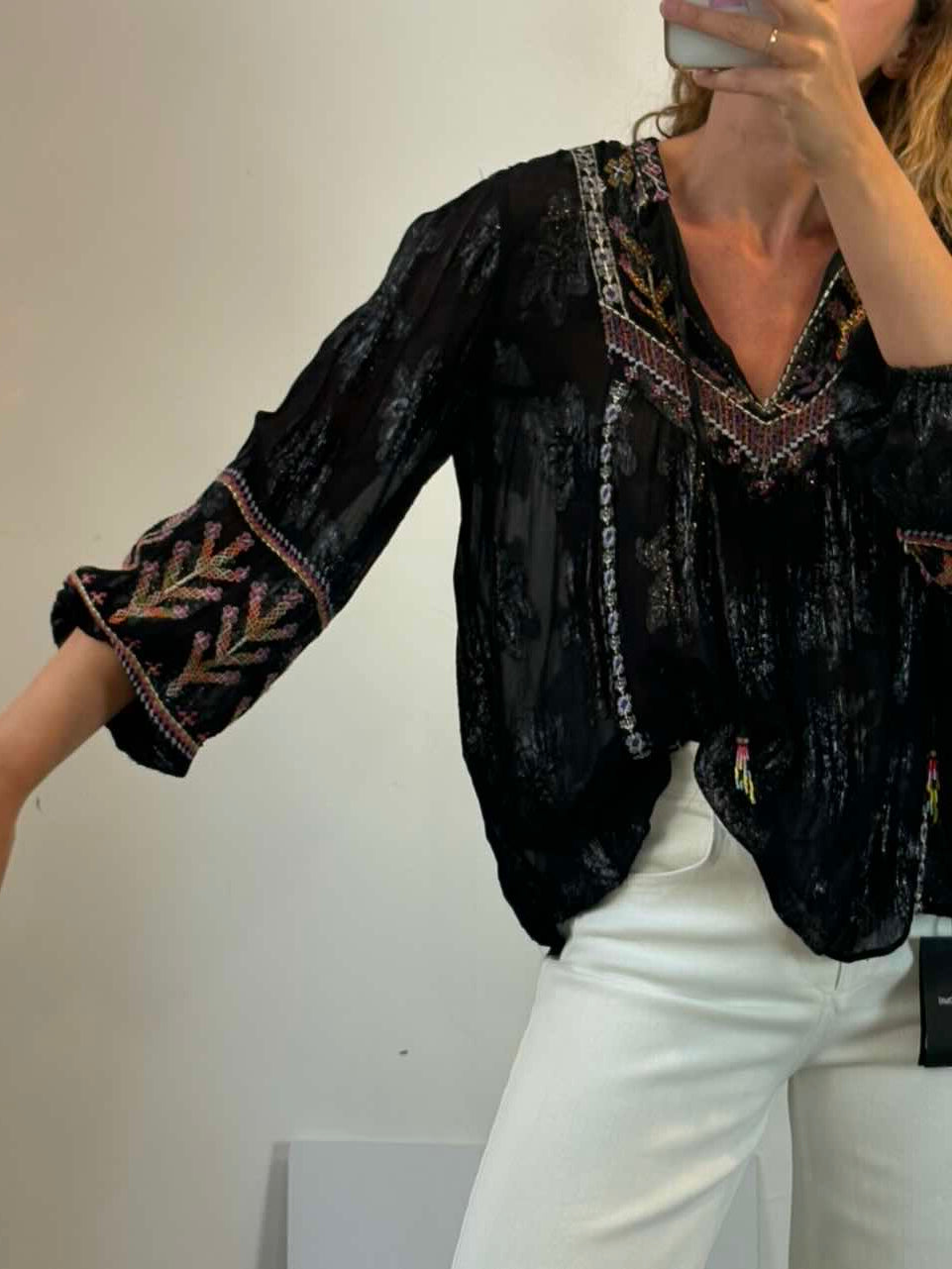 ZARA. Blusa negra vaporosa bordados