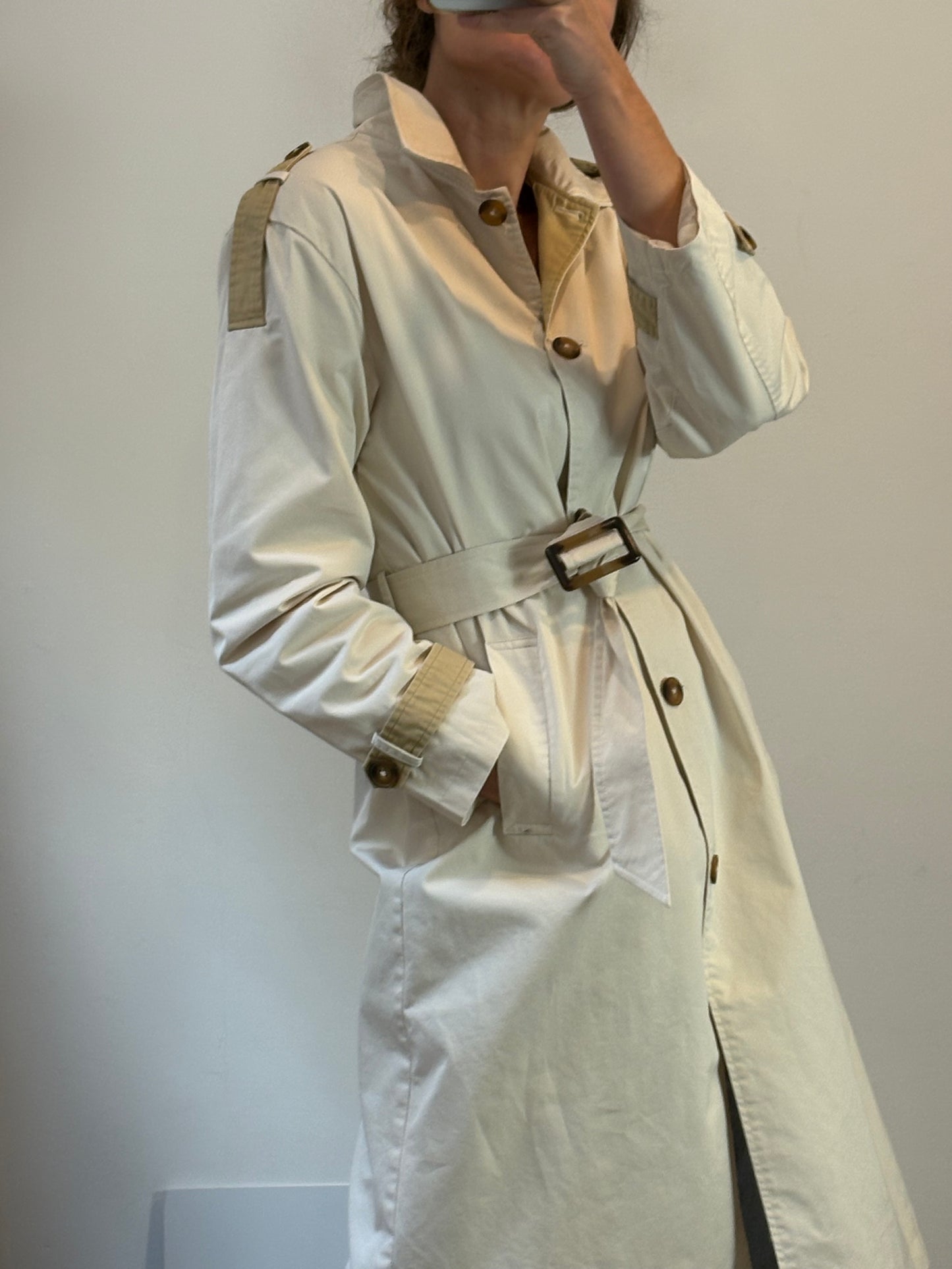 SYSTEMACTION. Gabardina beige cinturón