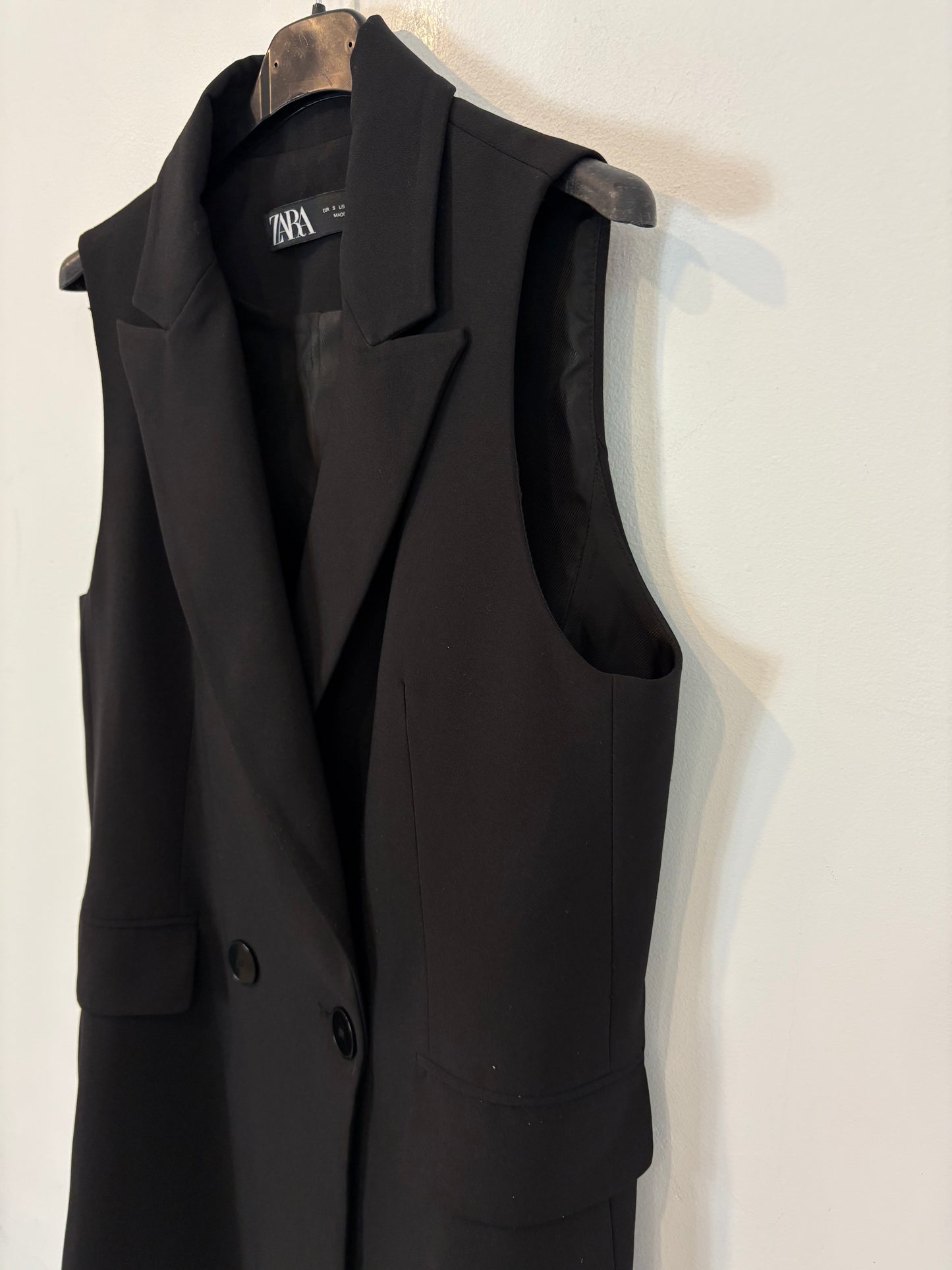 ZARA. Chaleco negro largo. T S