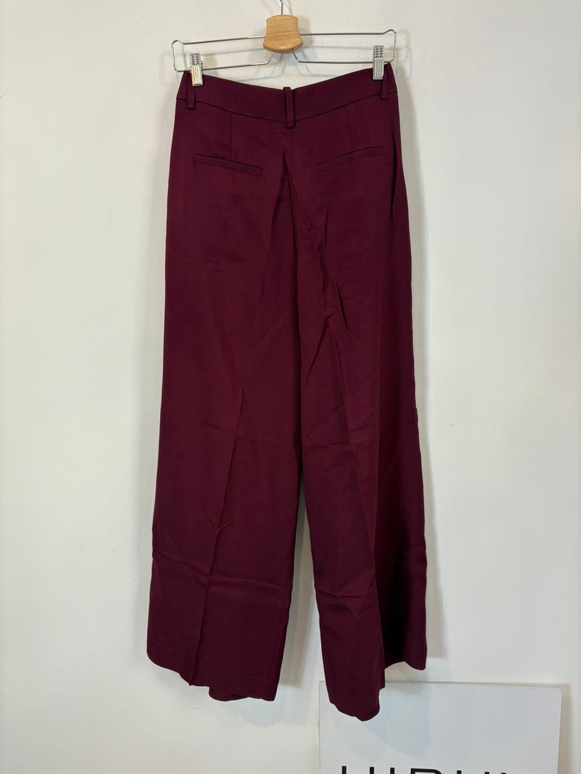 ZARA. Pantalón fluido burgundy pinzas