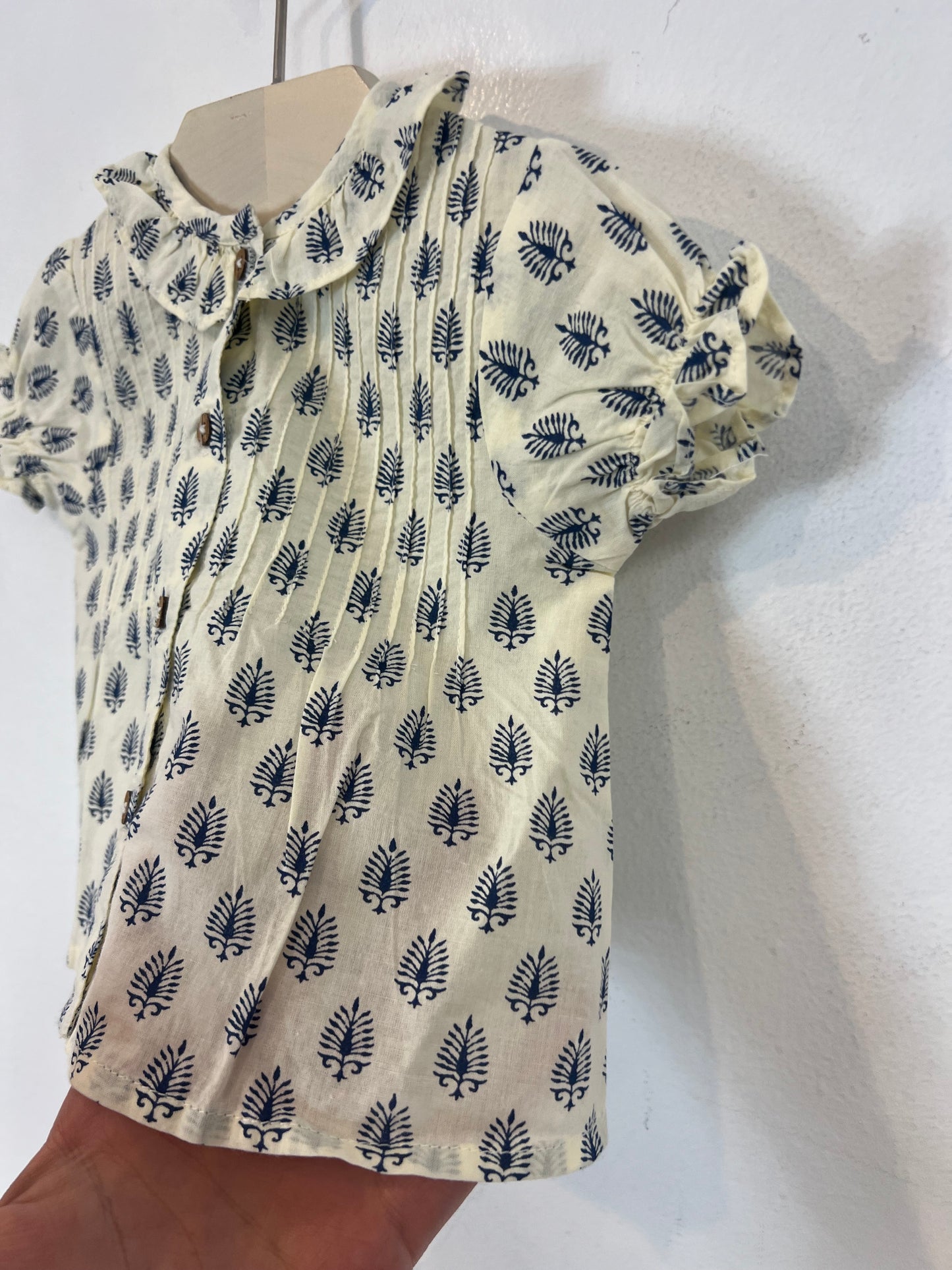 NICOLÍ. Blusa beige flores azules T.3-6 meses