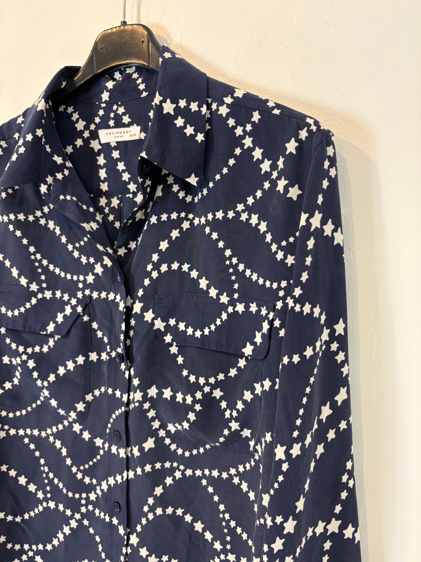 EQUIPMENT. Blue silk blouse with stars. Size XS (S/M)