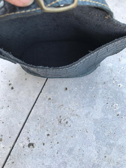 Bolso de mano piel azul troquelado