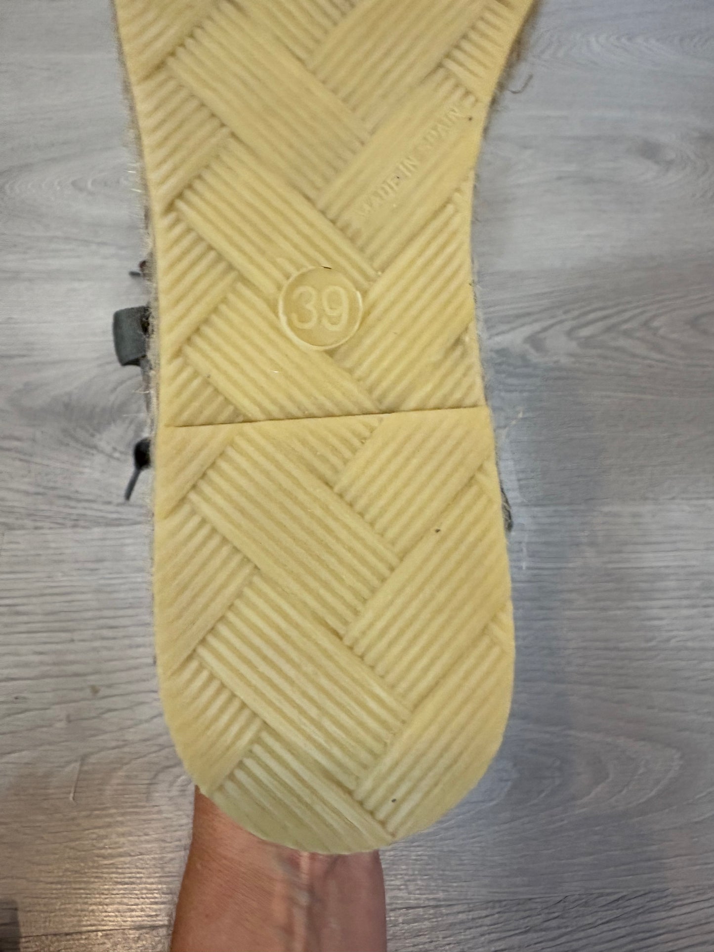 ULANKA. Sandalia piel beige. T 40