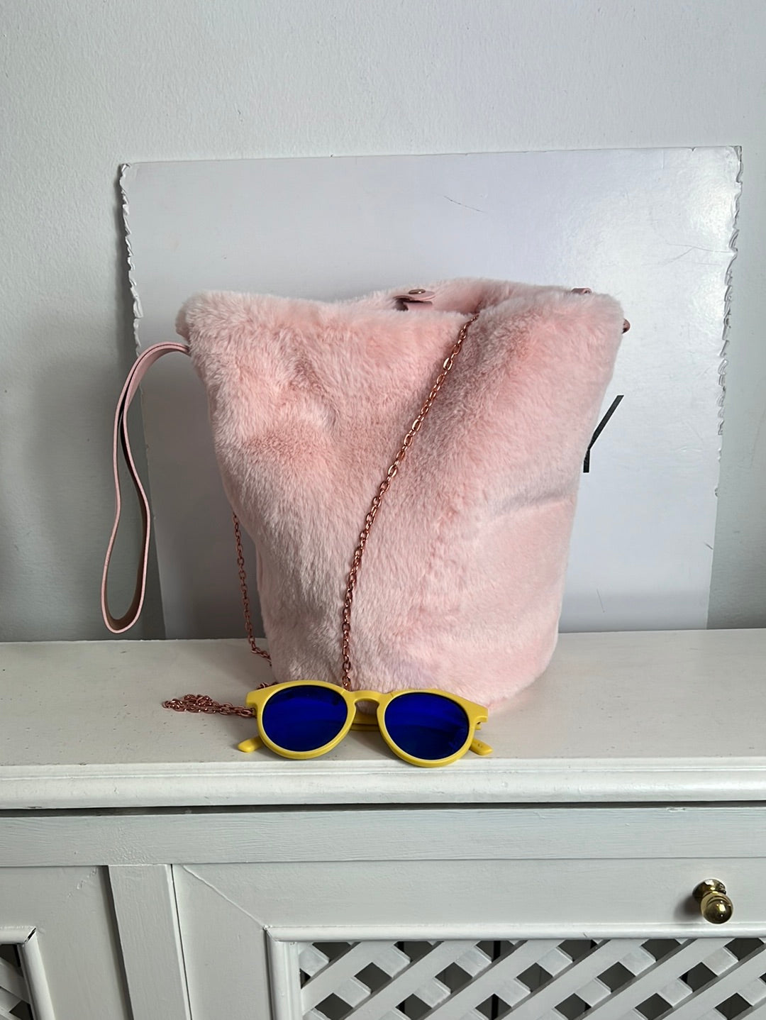 OTRAS. Bolso pelito rosa doble asa