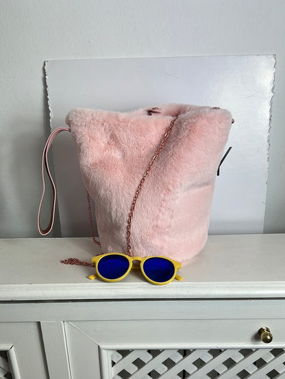OTRAS. Bolso pelito rosa doble asa