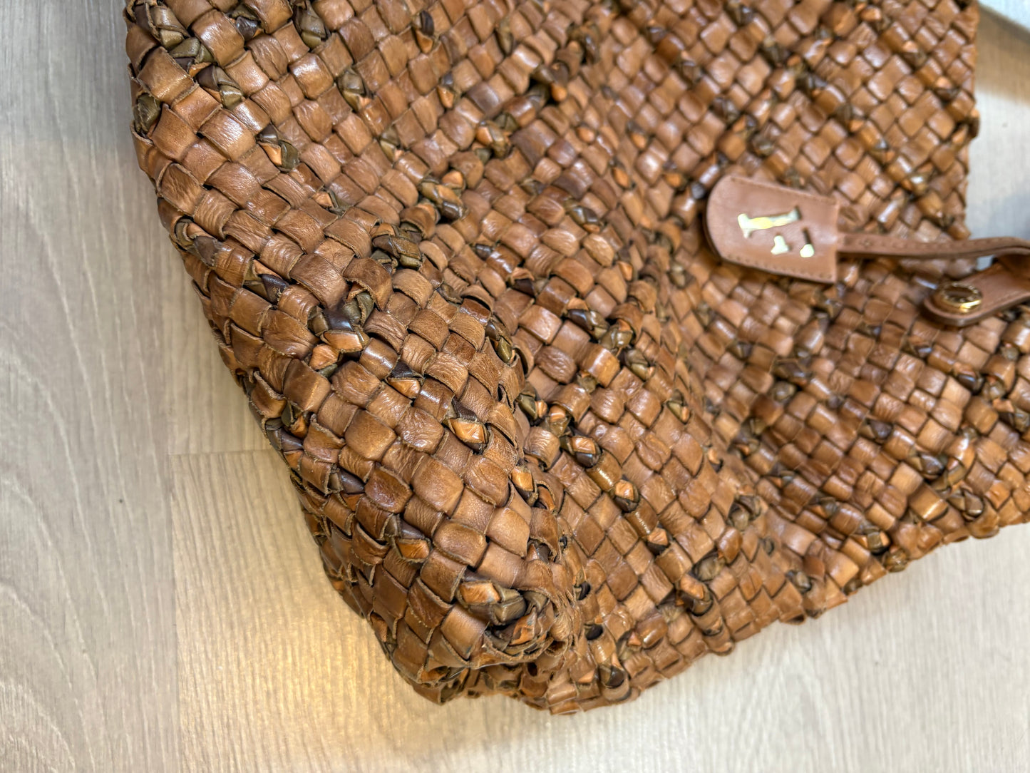 FURLA. Bolso de hombro piel trenzada