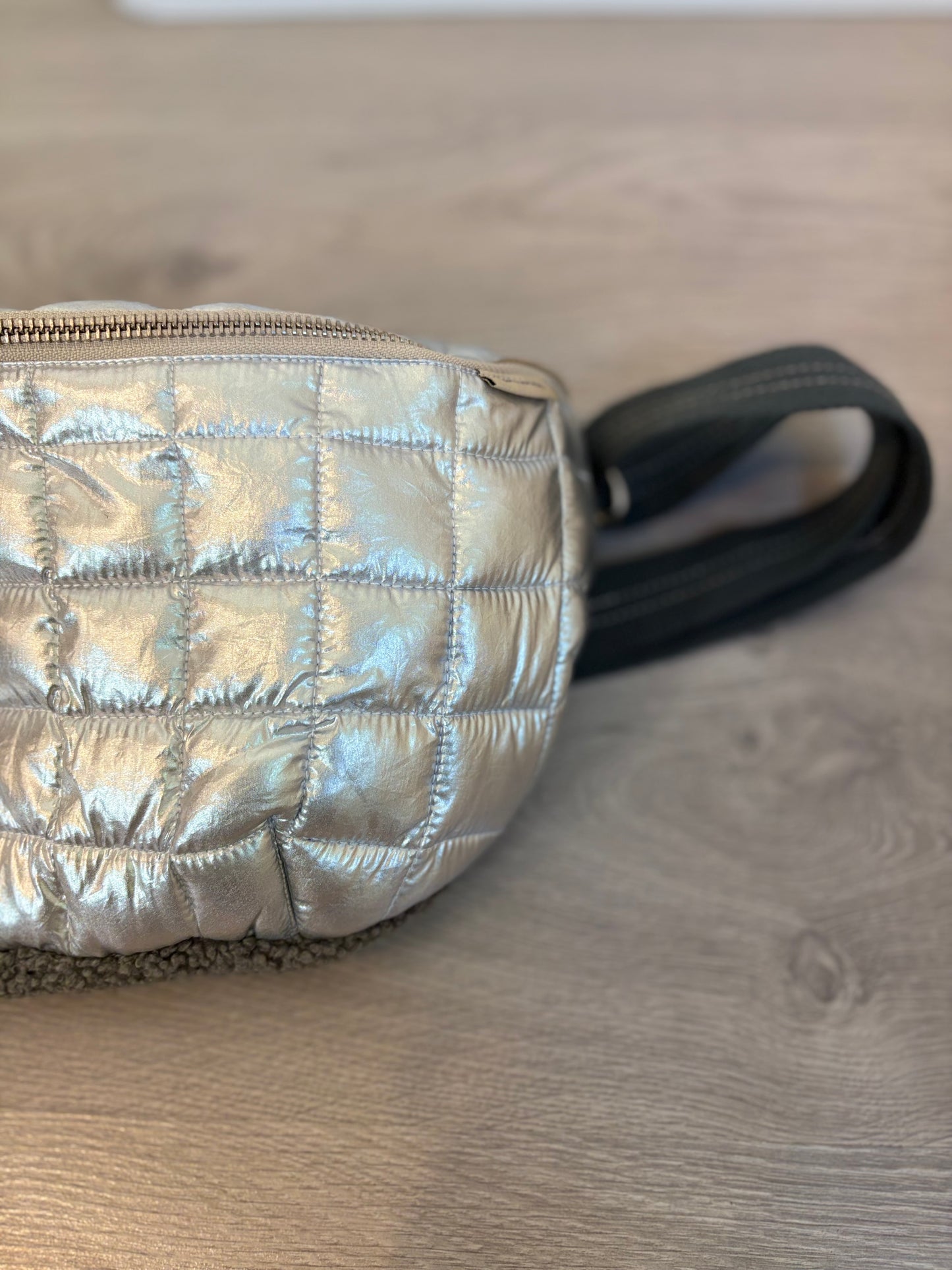 BELLEROSE. Riñonera plateada doble textura