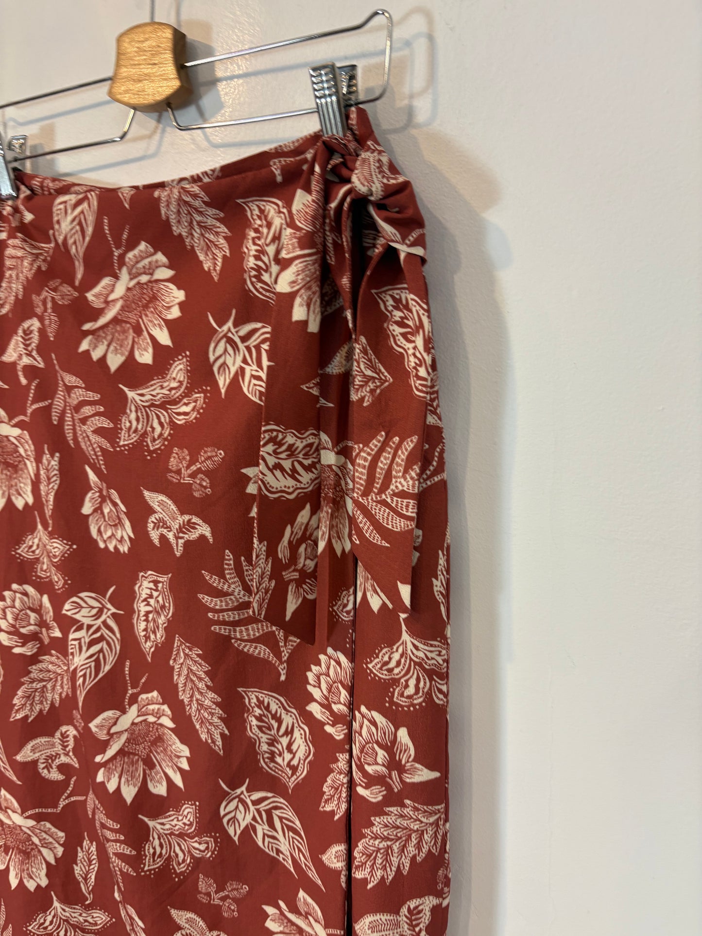 THE NEW SOCIETY. Conjunto blusa y falda cruzada