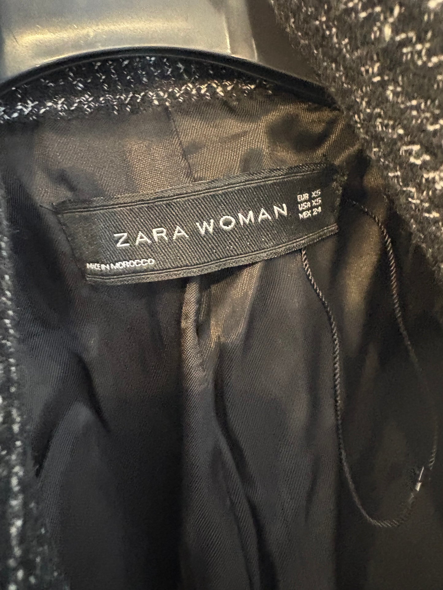 ZARA. Abrigo negro jaspeado con lana