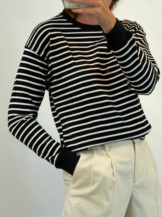 ZARA. Thin black sweatshirt with white stripes. TS