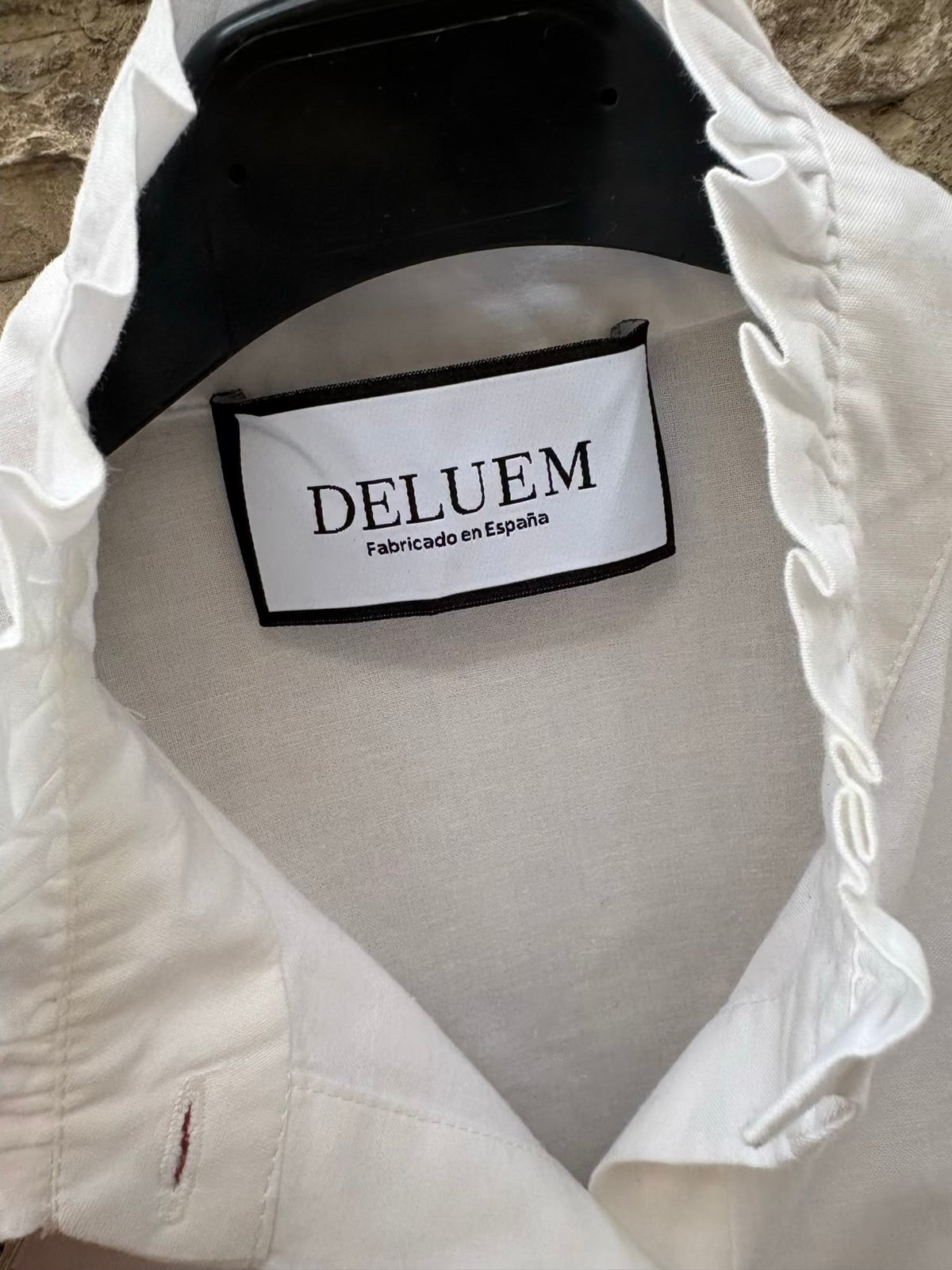 DELUEM. Camisa blanca detalle cuello