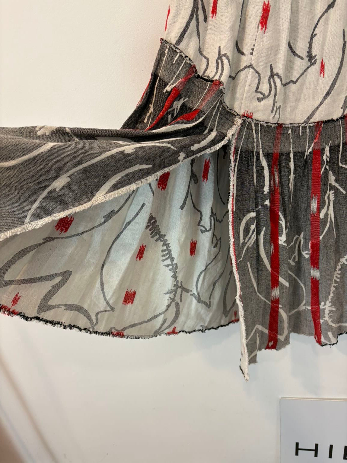 MAROLA. Falda midi estampada  bordados