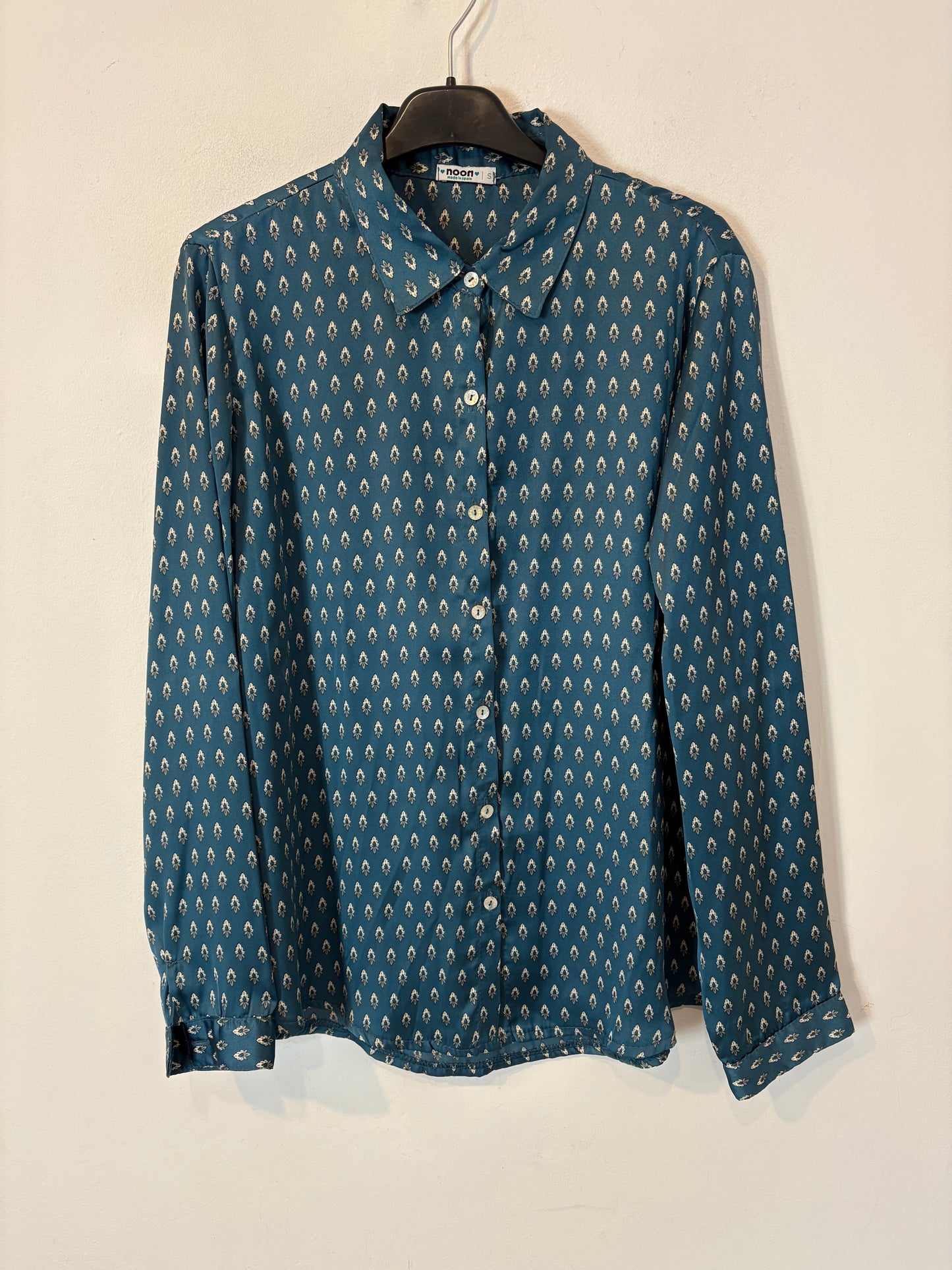 NOON. Blusa  satinada azul estampada
