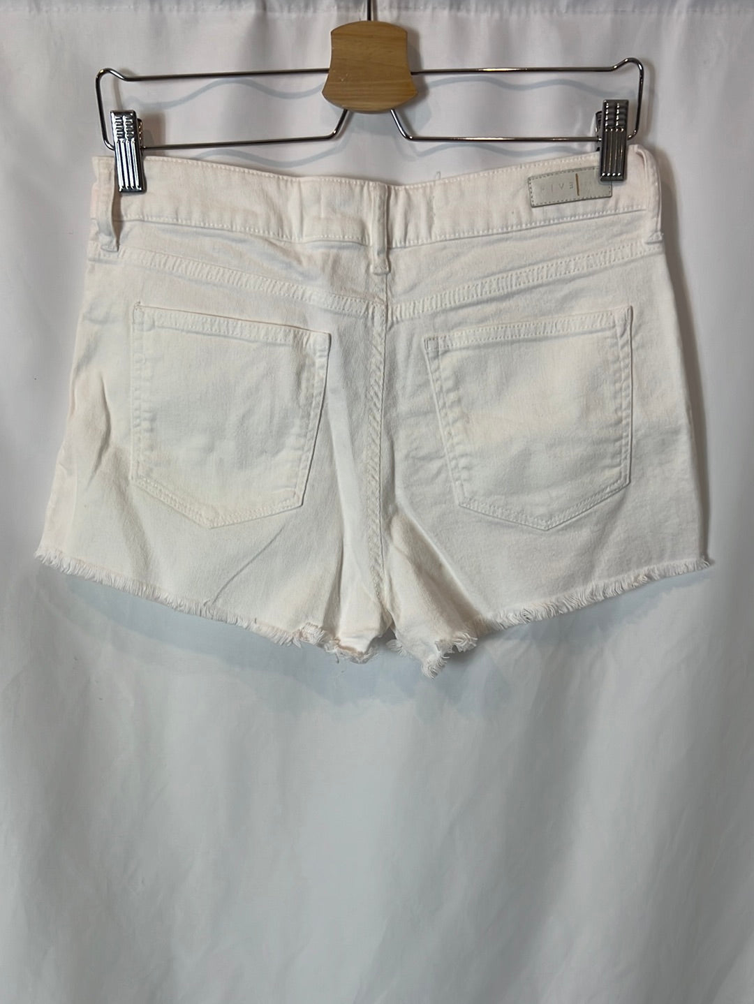 FIVE. White buttoned denim shorts. T 27 (38)