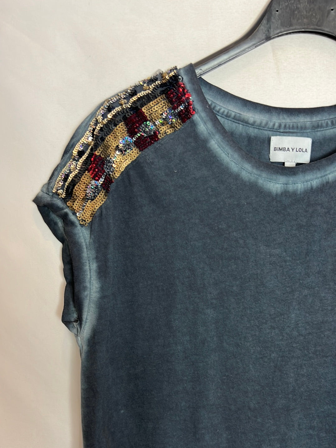 BIMBA Y LOLA. Camiseta azul detales lentejuelas. T M