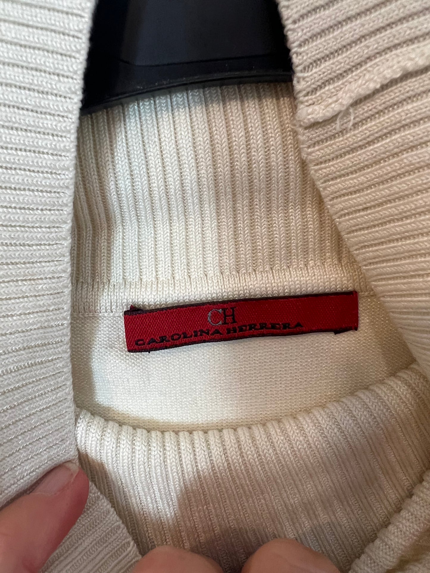 CAROLINA HERRERA. Beige knit top. XS/S