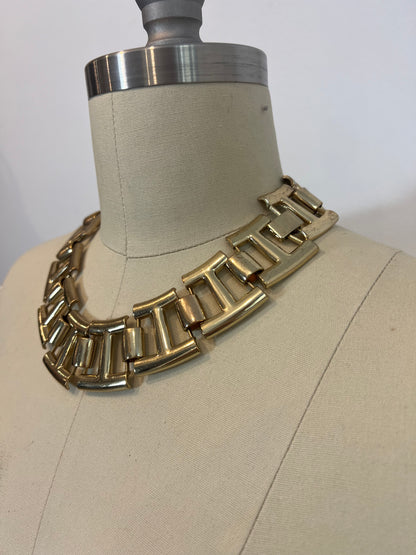 OTRAS. Gargantilla dorada figuras